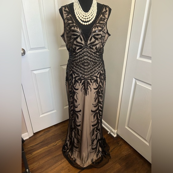 Elegant Black and Cream Beaded Flapper Gatsby 20s Gown Large - Picture 1 of 11